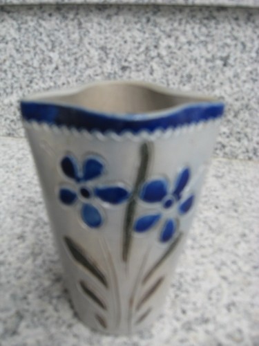 Vase grave main - ,